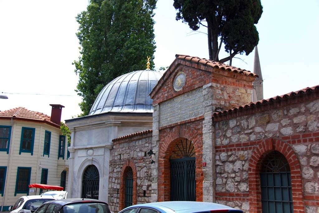 AHMED BUHARİ TÜRBESİ