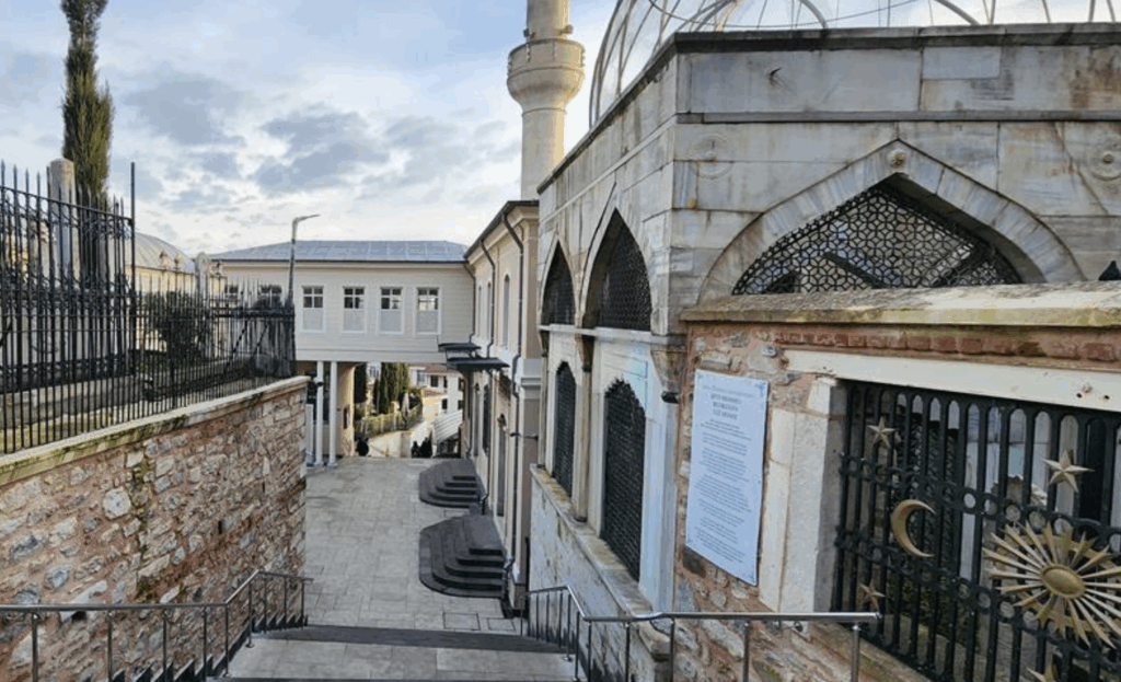 AZİZ MAHMUD HÜDAYİ TÜRBESİ