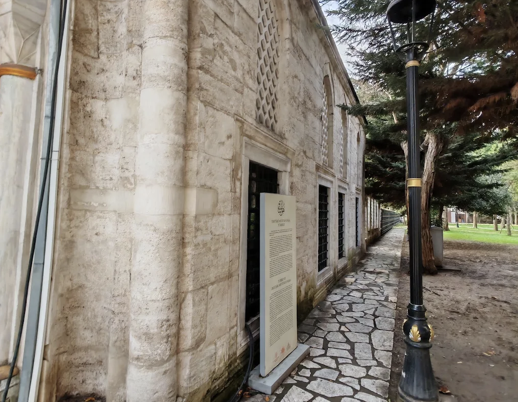 DESTARİ MUSTAFA PAŞA TÜRBESİ