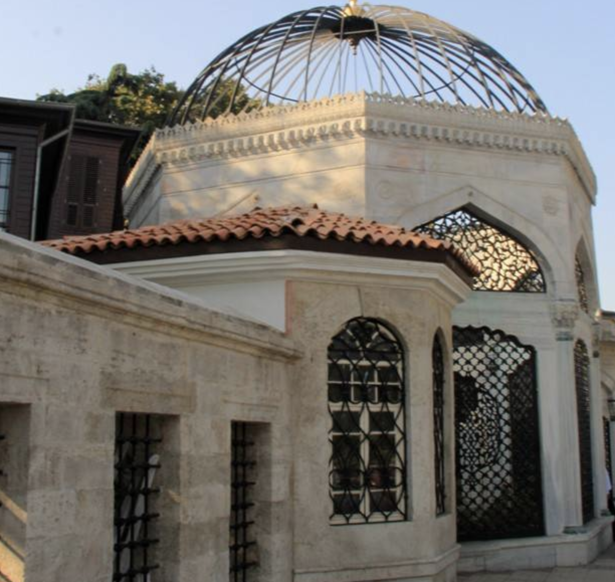Gülnuş Valide Sultan Türbesi
