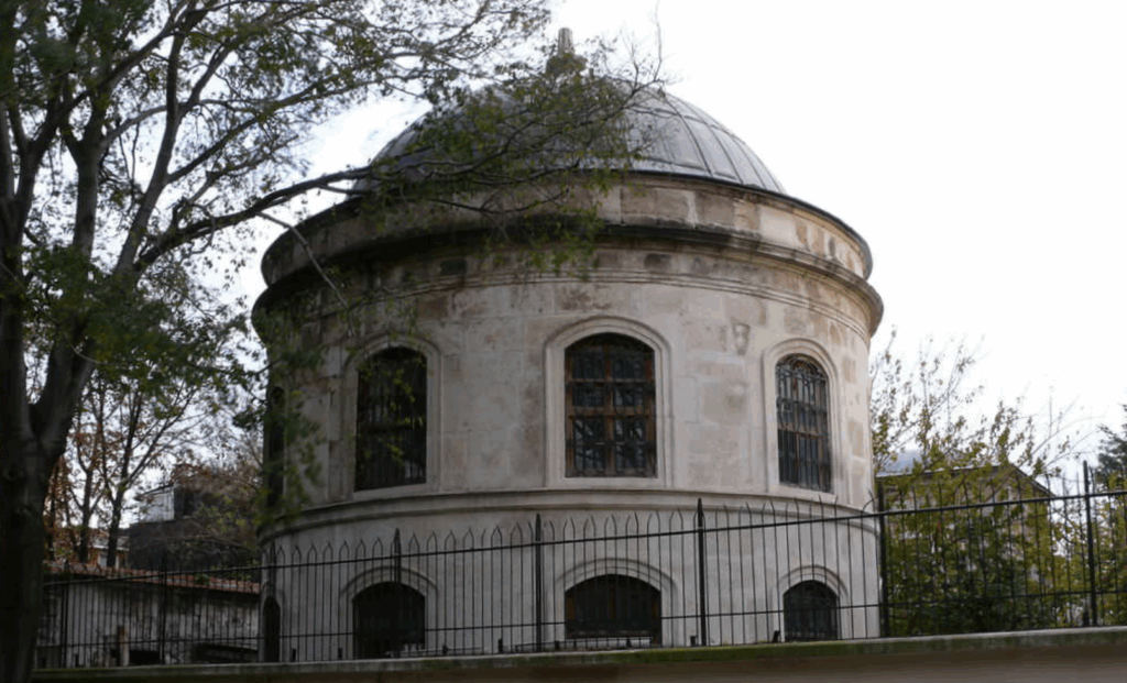 GÜLÜŞTÜ VALİDE SULTAN TÜRBESİ