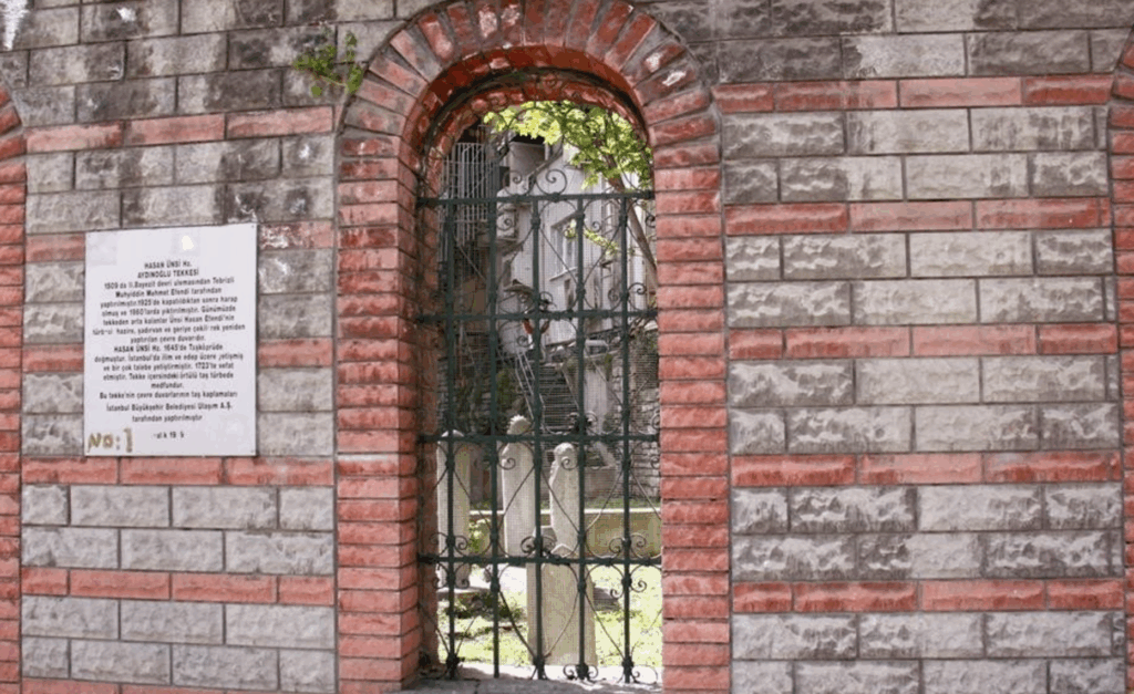 HASAN ÜVEYS TÜRBESİ