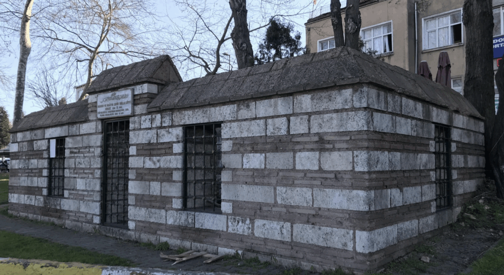 MOLLA LÜTFÜ TÜRBESİ