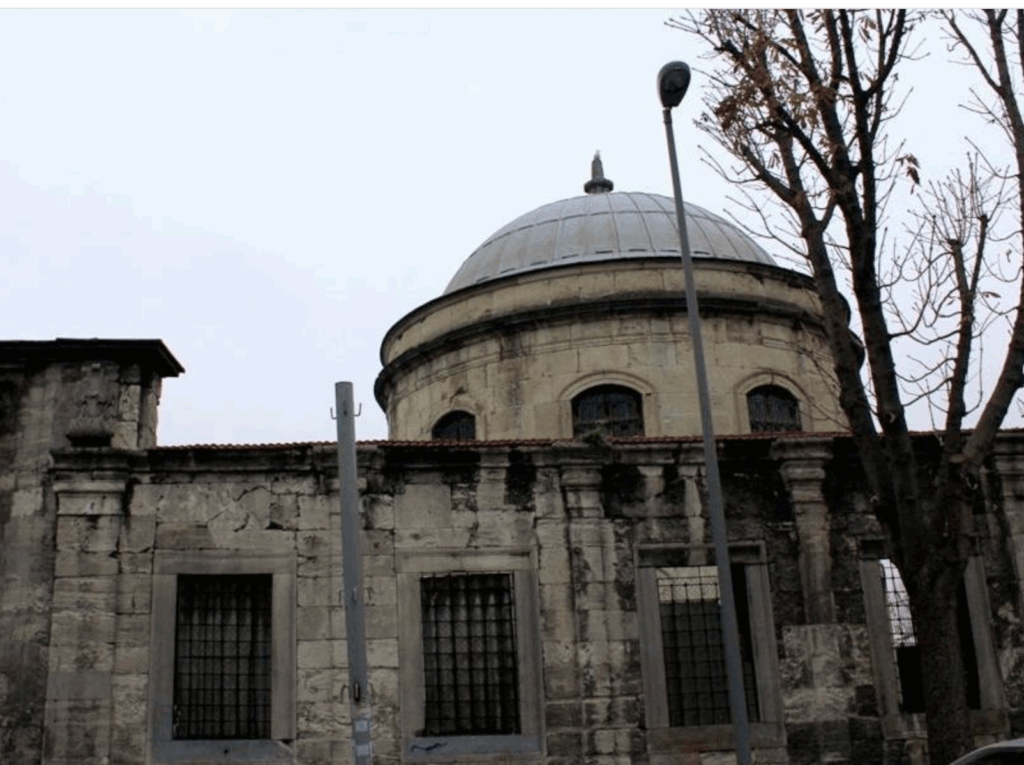 NAKŞİDİL VALİDE SULTAN TÜRBESİ