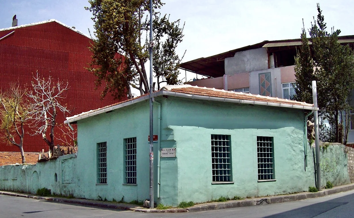 Saçlı Kasım Dede Türbesi
