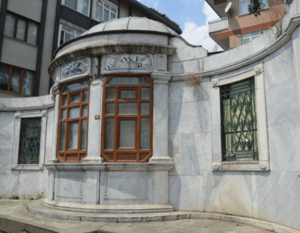ŞEYHÜLİSLAM ARİF HİKMET BEYEFENDİ TÜRBESİ