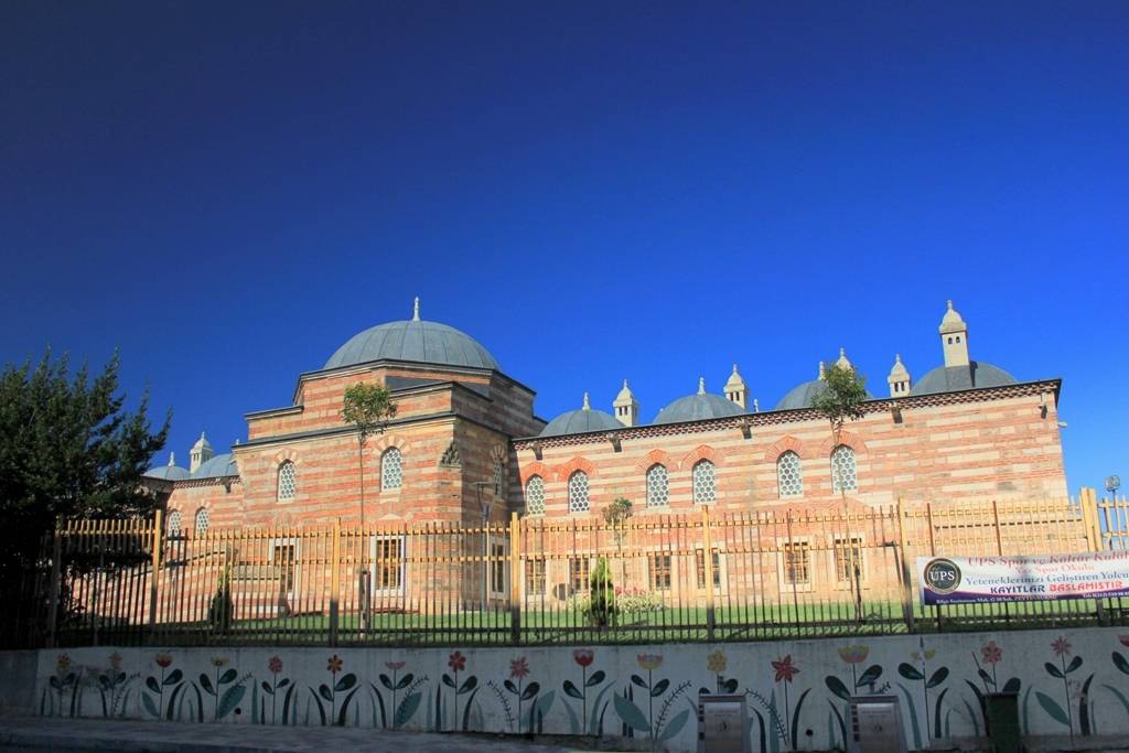 HADIM İBRAHİM PAŞA MEDRESESİ