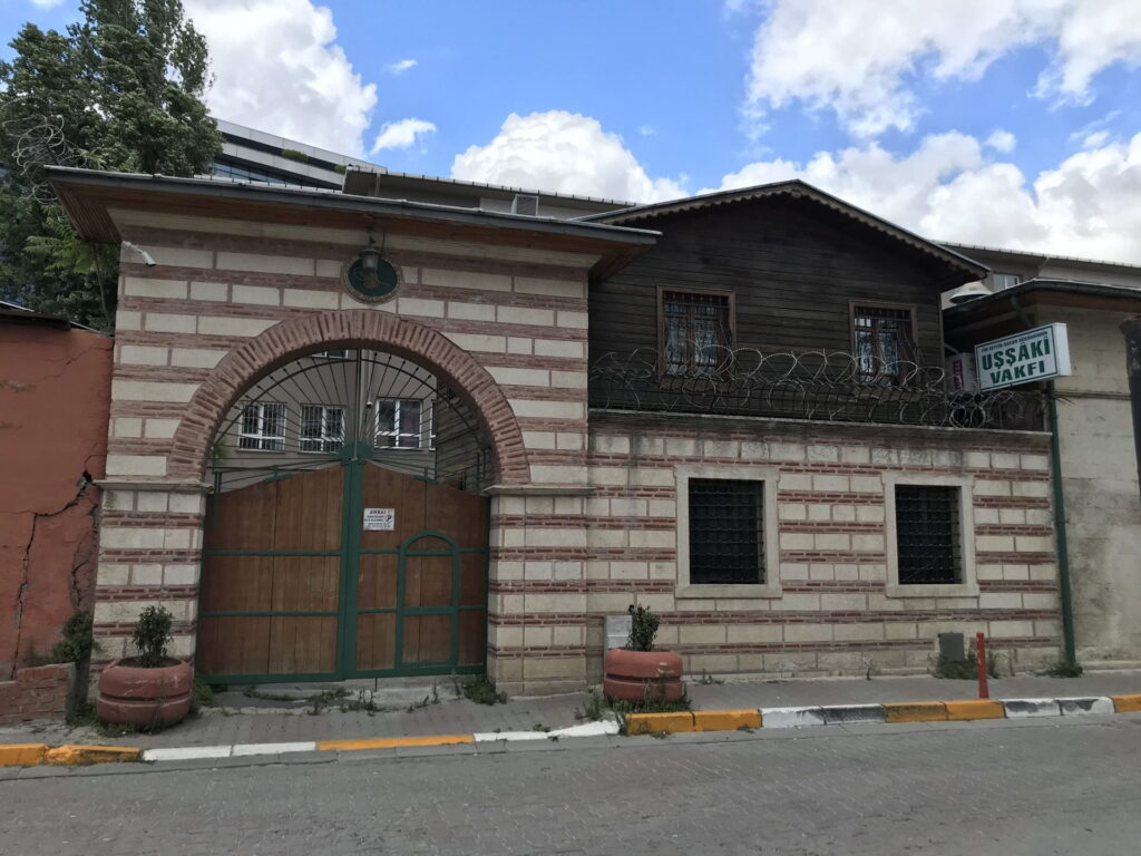 HÜSAMETTİN UŞŞAKİ TEKKESİ