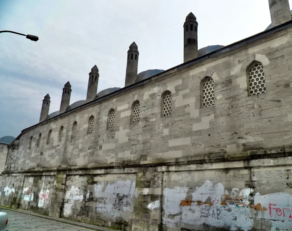 VALİDE-İ ATİK MEDRESESİ