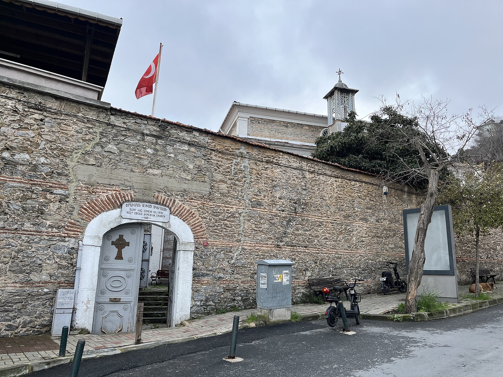 Yerevman Surp Haç Ermeni Kilisesi